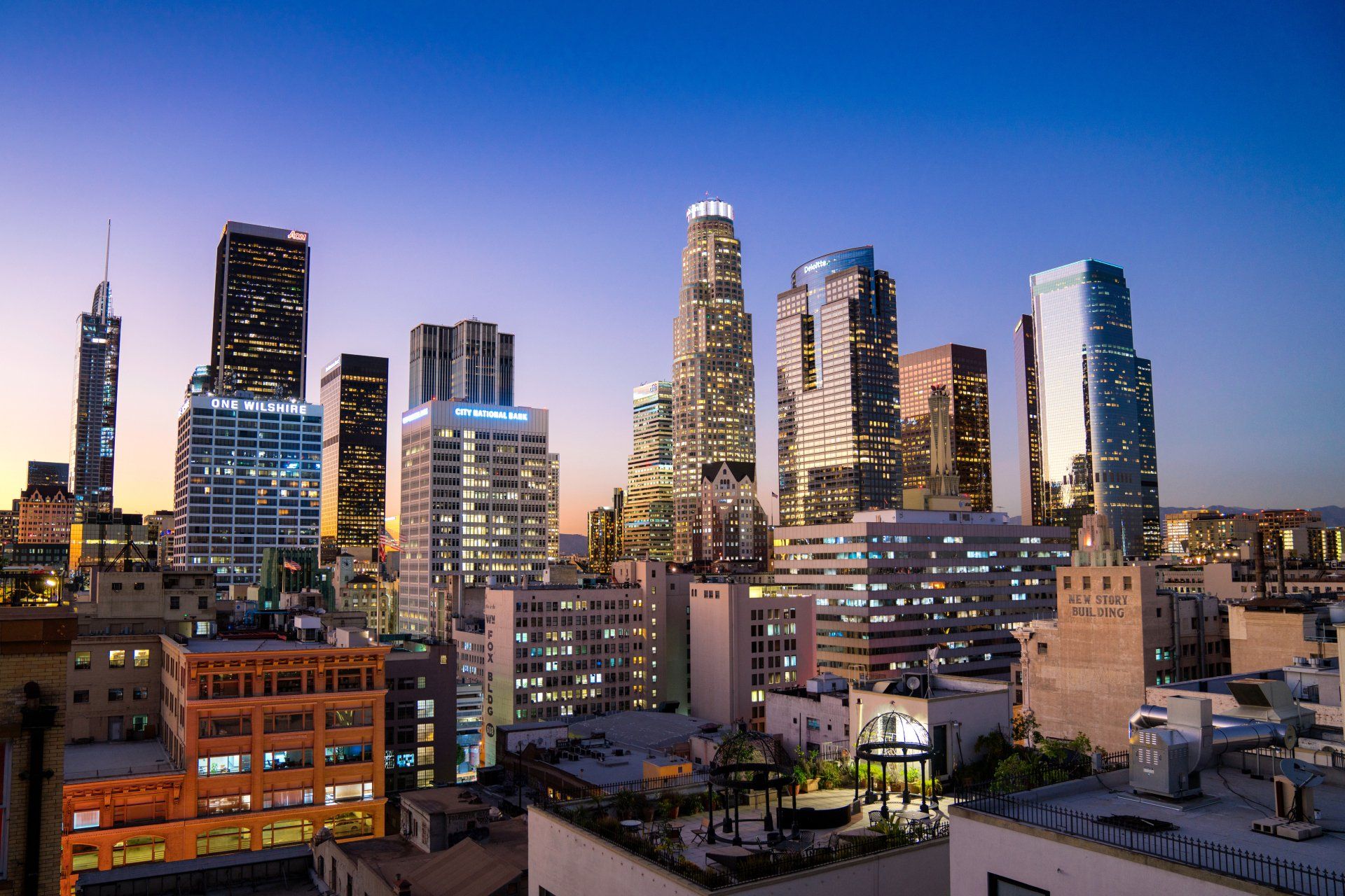 la skyline at night