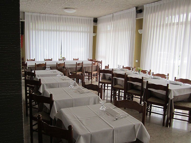 sala di un ristorante con tavoli apparecchiati