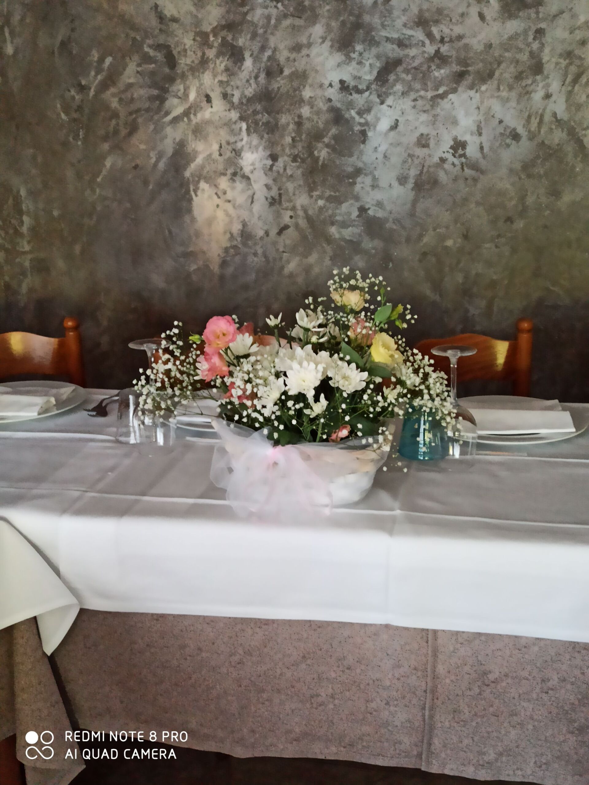 tavolo di un ristorante con fiori per un evento