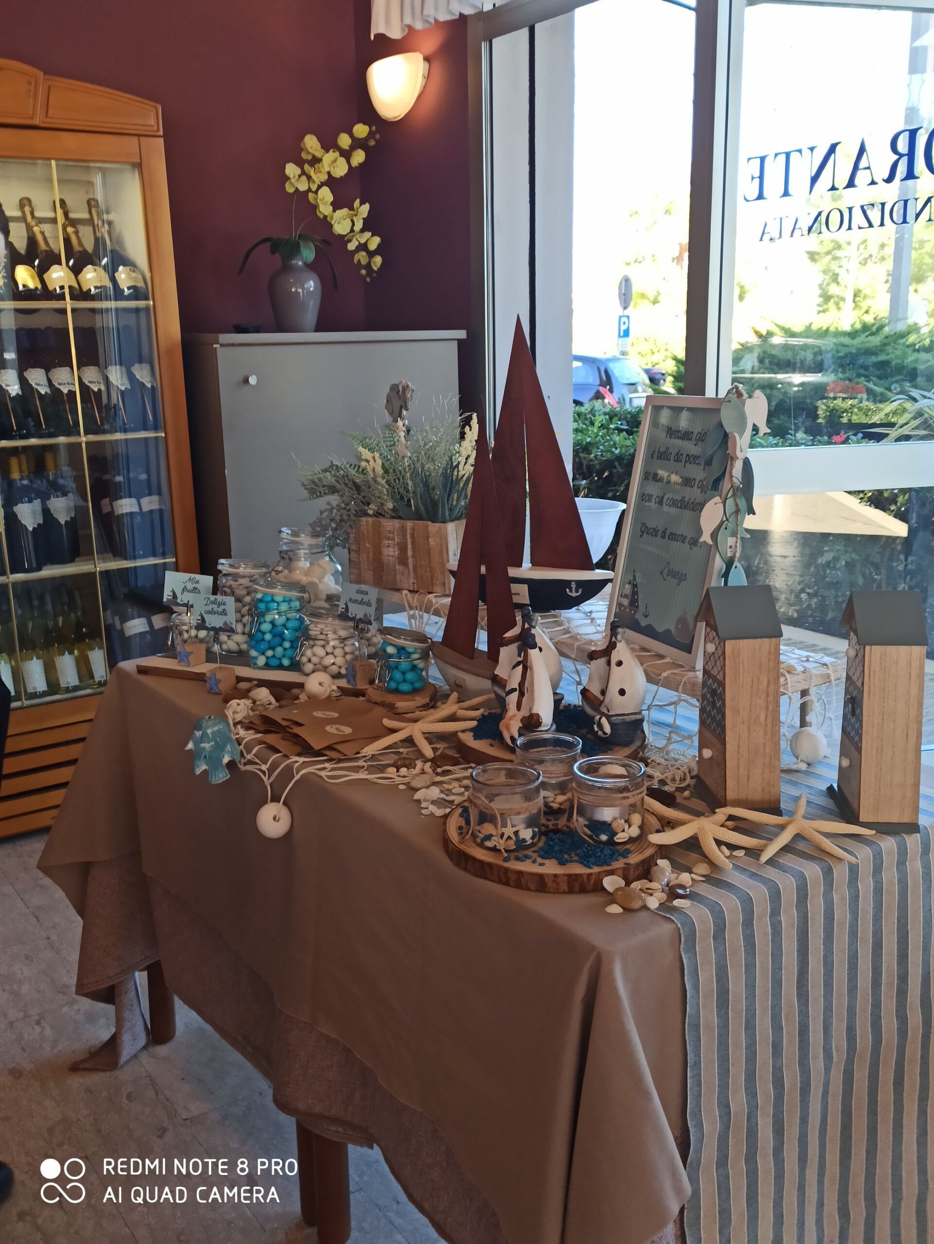 tavolo di un ristorante con decorazioni a tema mare