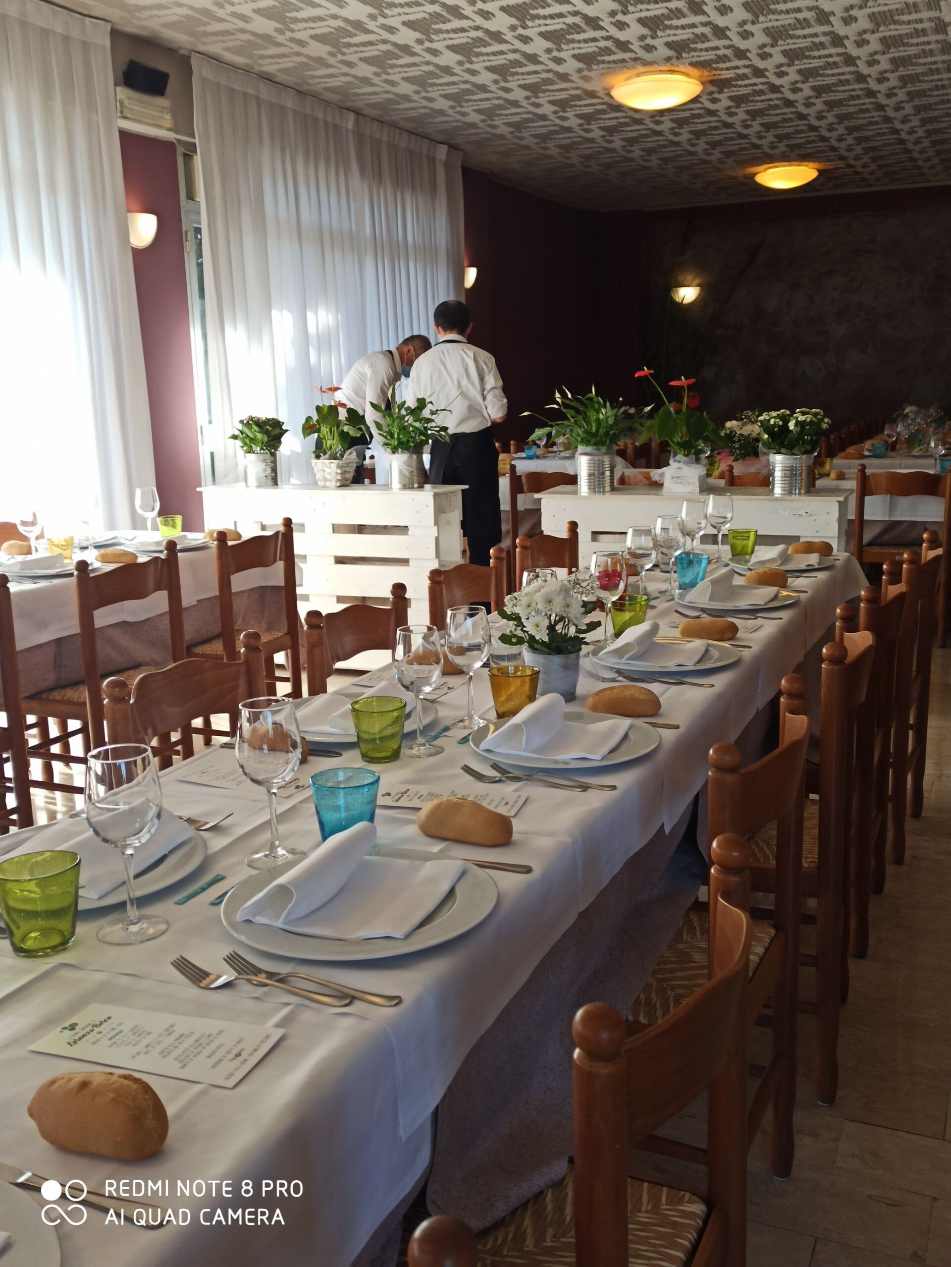 tavolo lungo apparecchiato in un ristorante