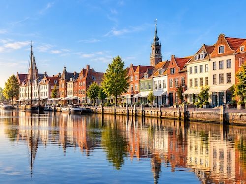 Historische ostfriesische Altstadt am Kanal in der Region Leer