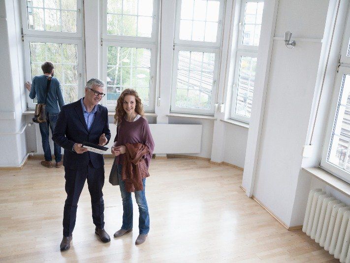 Kaufinteressenten beim Immobilienverkauf