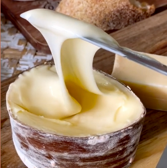 Um pedaço de queijo está sendo retirado de uma tigela
