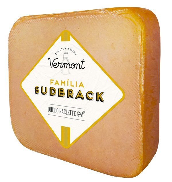 Um bloco de queijo sudbrack da família vermont em um fundo branco
