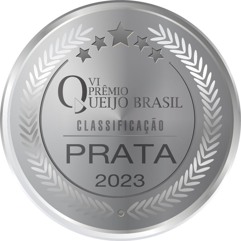 A silver medal that says vi premio queijo brasil classificacao prata 2023