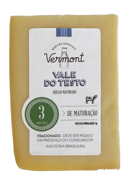 Um pedaço de queijo com um rótulo que diz vermont vale do testo