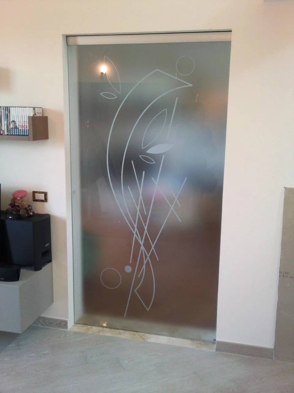 Porta in vetro decorata con linee
