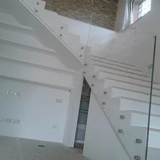 Scala interna con parapetto