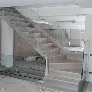 Scala interna con parapetto