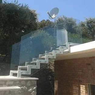 Scala con parapetto in vetro