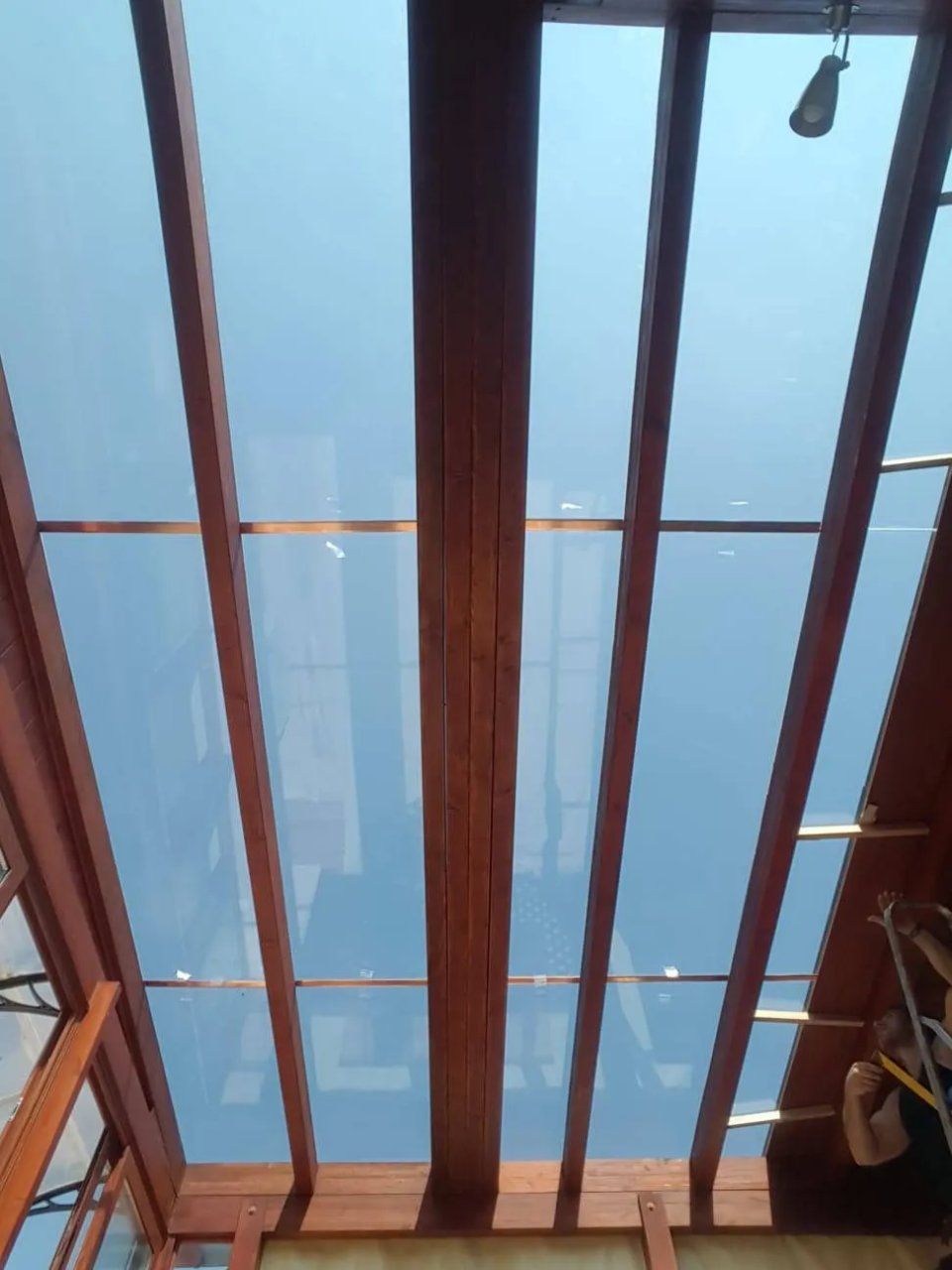 Pensilina in vetro e legno