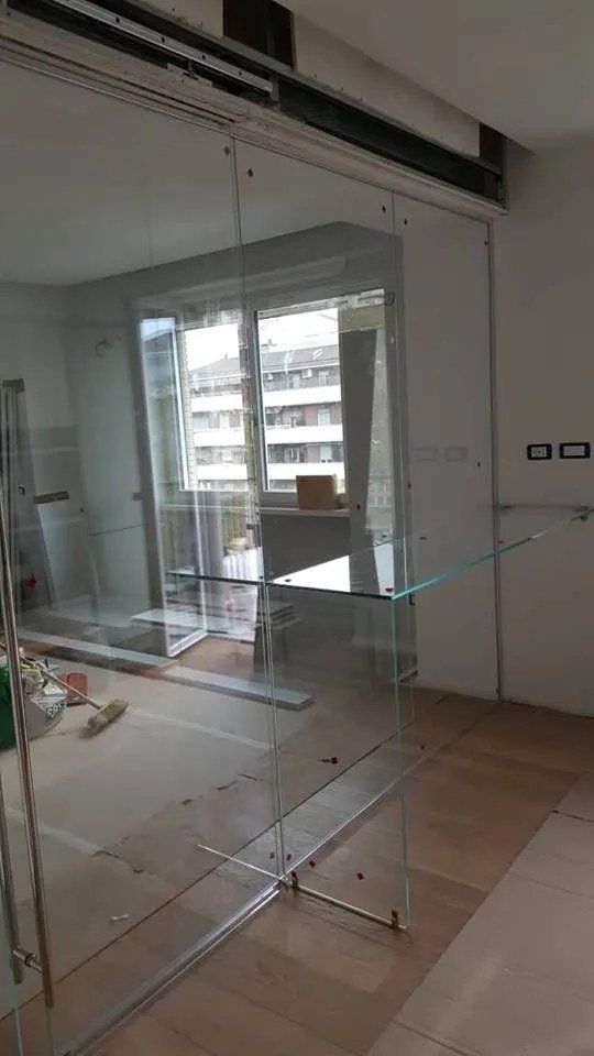 Parete in vetro con mensola