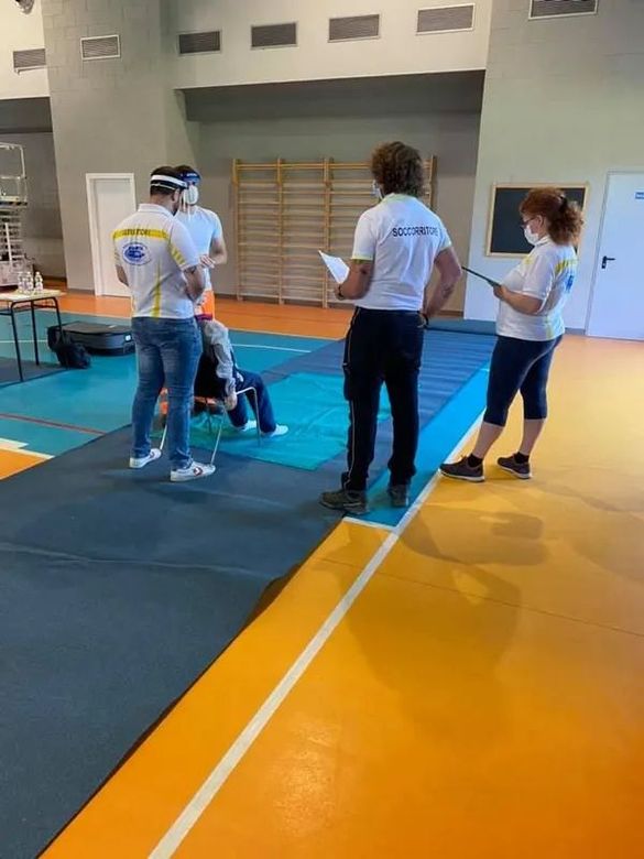 Team sanitario durante un trasporto assistito in ambulanza