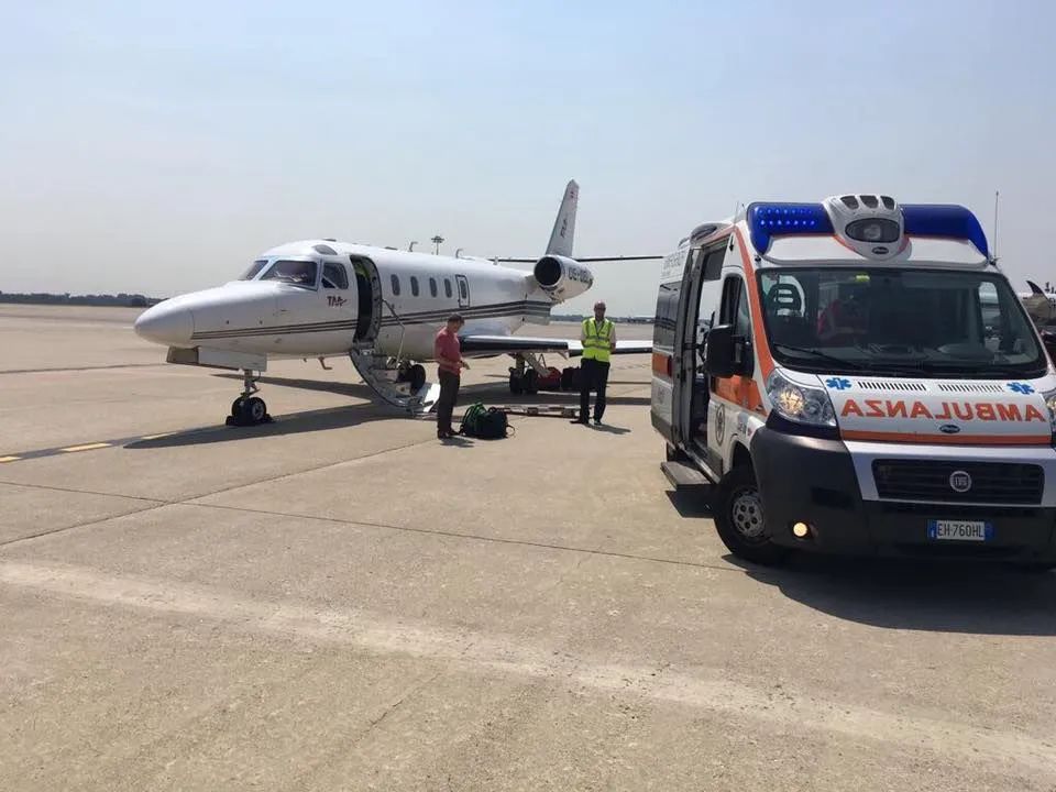 Equipe ambulanza privata che prepara un trasporto sanitario in aereo