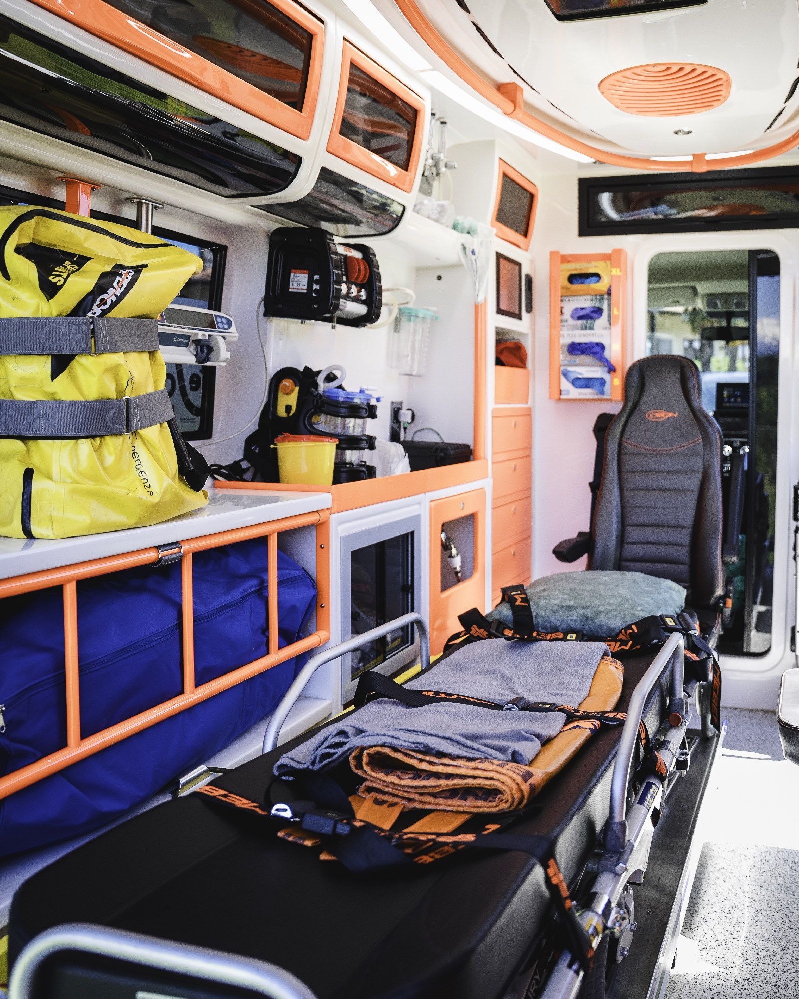 Parco mezzi moderno di ambulanza privata