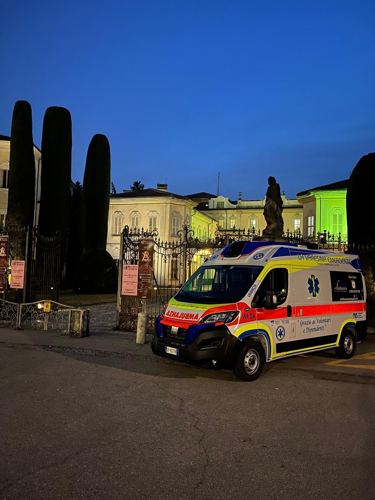 Un'ambulanza parcheggiata 
La Varesina Emergenza Varese