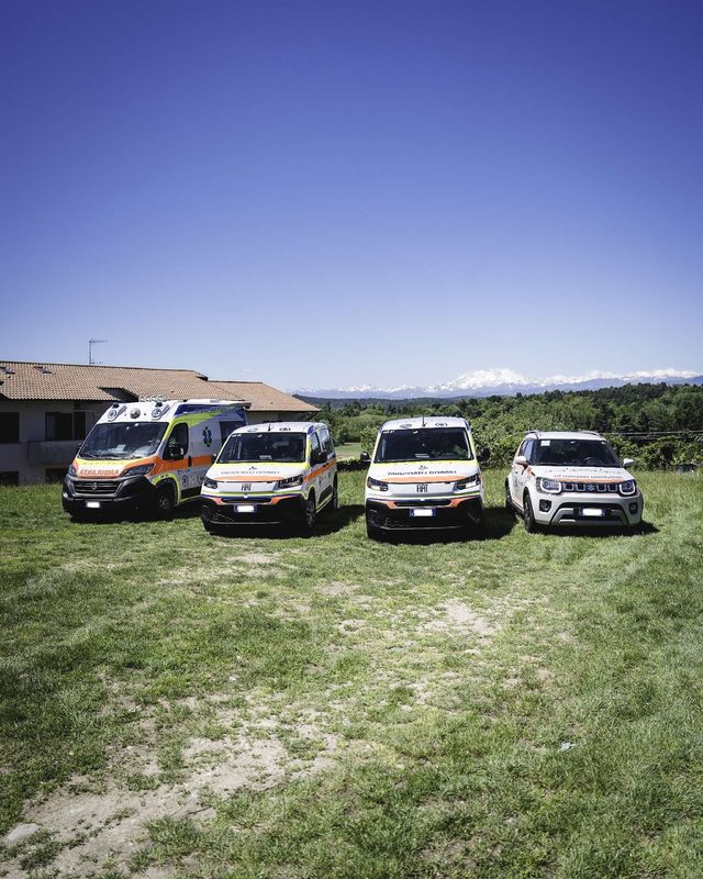 Interno con ambulanza moderna e attrezzature per il trasporto sanitario La Varesina Emergenza