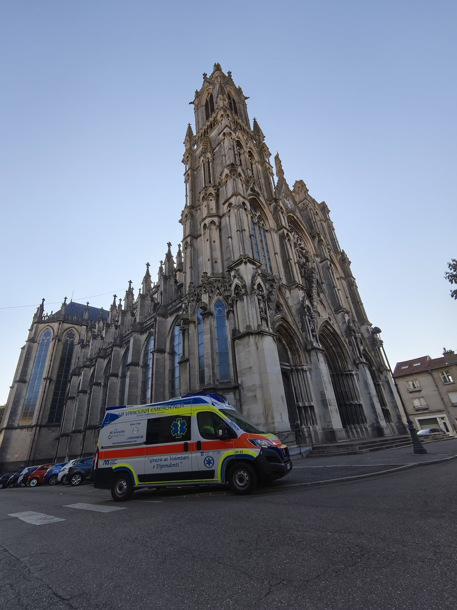Un'ambulanza parcheggiata vicino al Duomo di Milano La Varesina Emergenza
