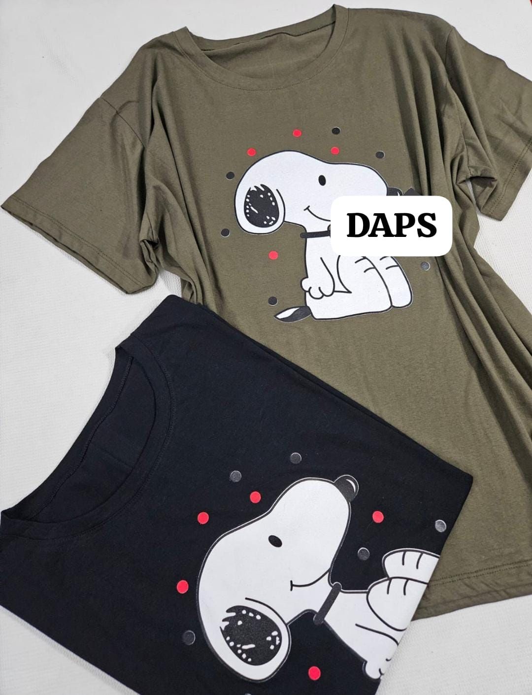 Dos camisetas de Snoopy, verde oliva y negra, con una ilustración blanca. Puntos rojos y grises rodean a Snoopy.