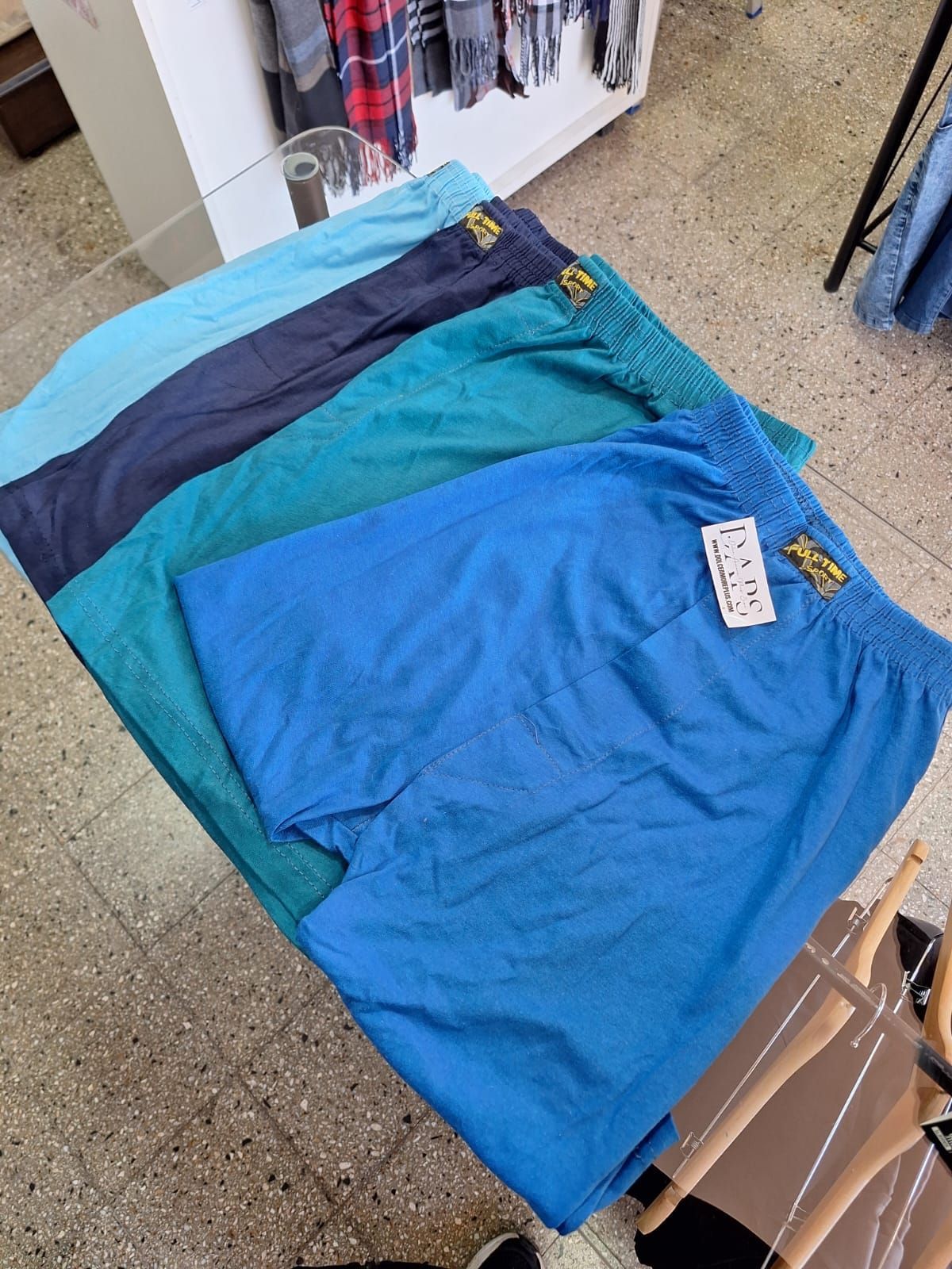 Cuatro pares de calzoncillos bóxer azules, apilados.