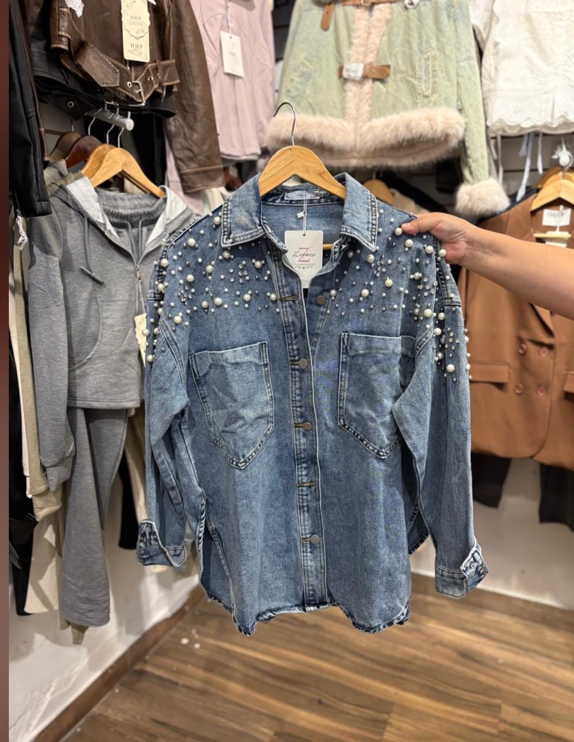 Campera denim con perlas