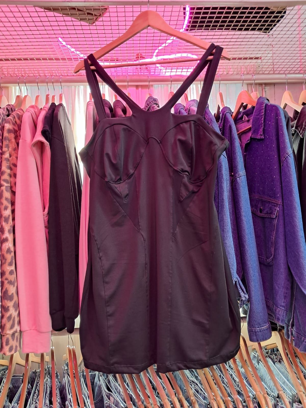 Vestido negro de tirantes