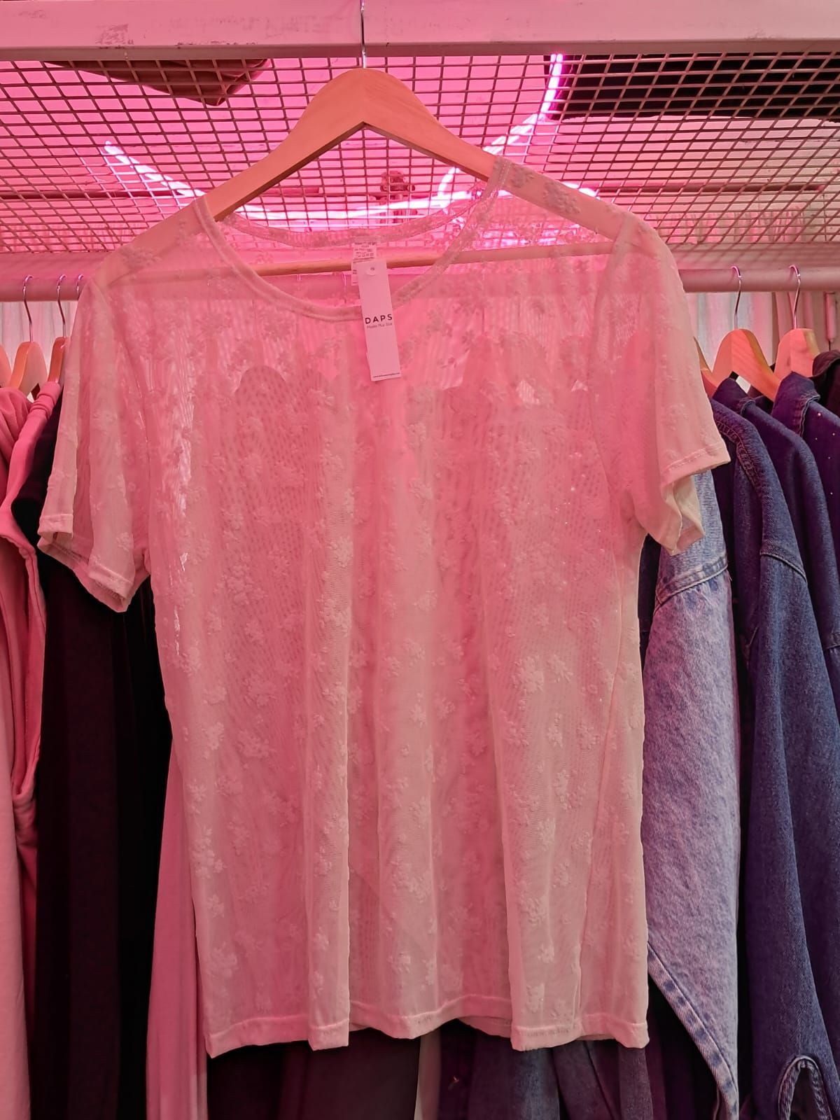 Remera manga corta flores flocadas