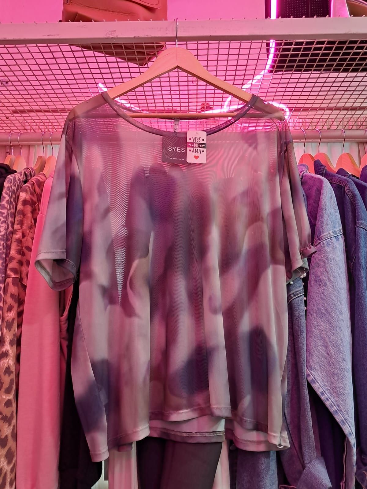 Remera estampado batik abstacto