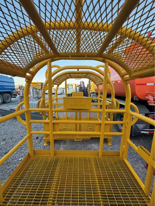 Una estructura de metal amarillo con una jaula encima.