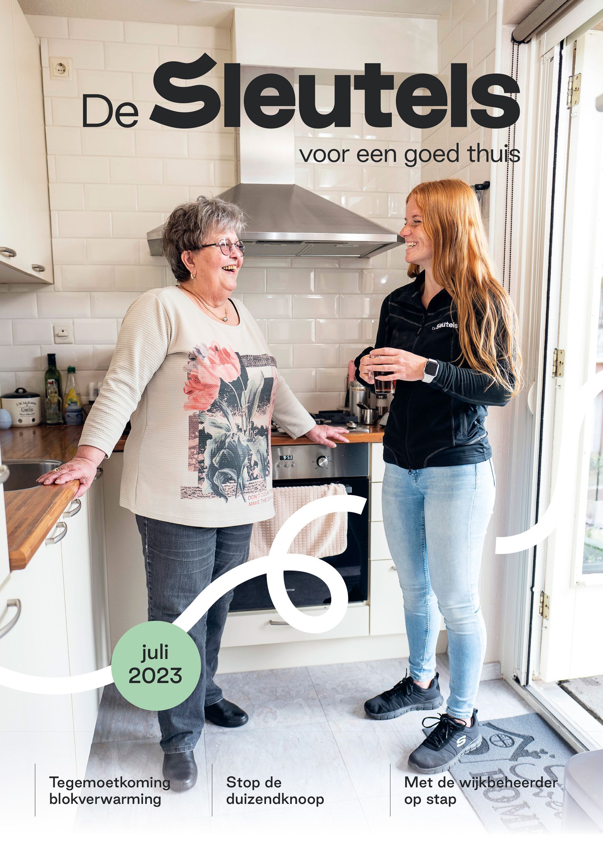 Tijdschriftomslag: oudere en jongere  vrouw een keuken, lachend. Tekst 