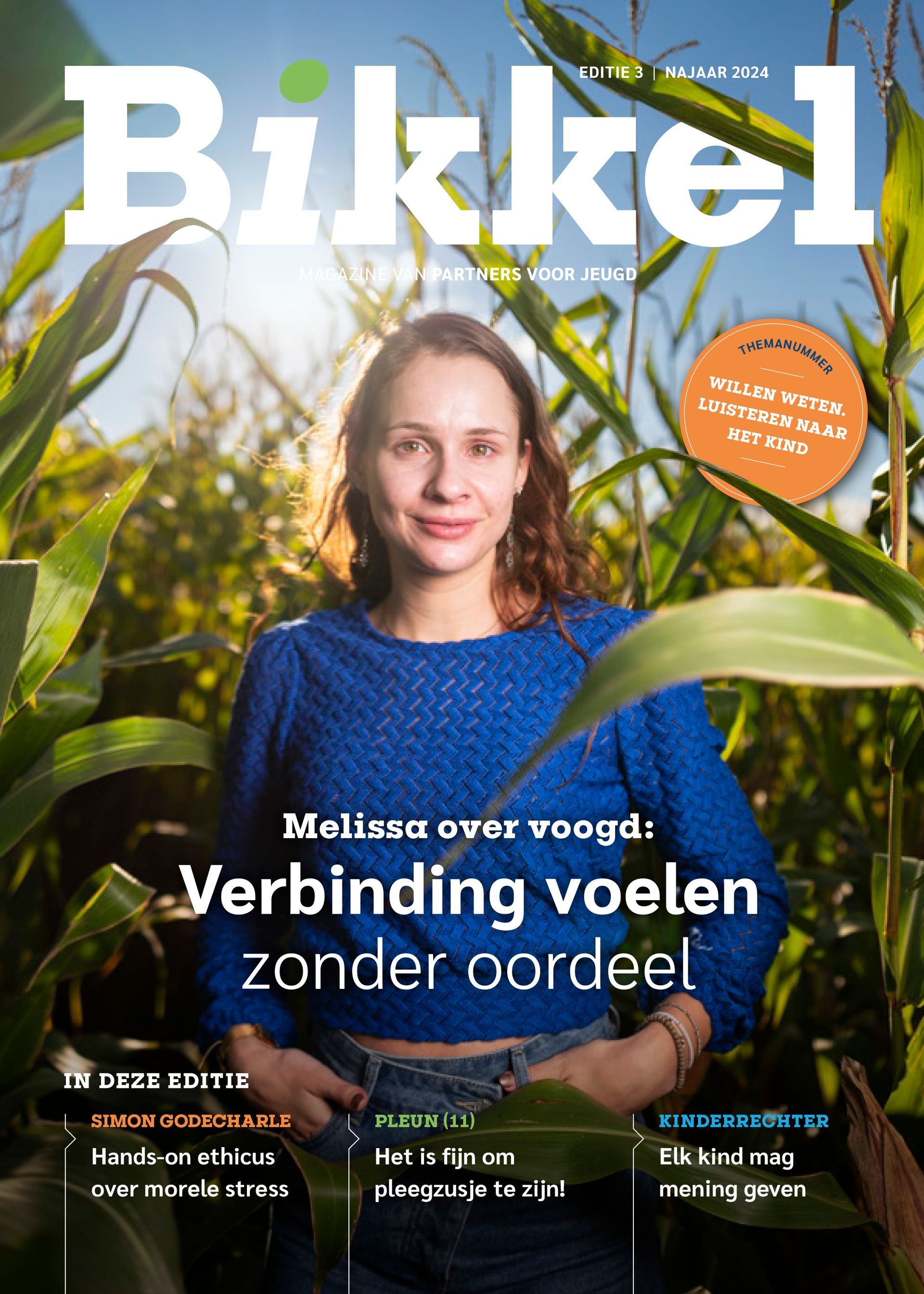 Tijdschrift omslag “Bikkel”, Een jonge vrouw lachtend in een maisveld.