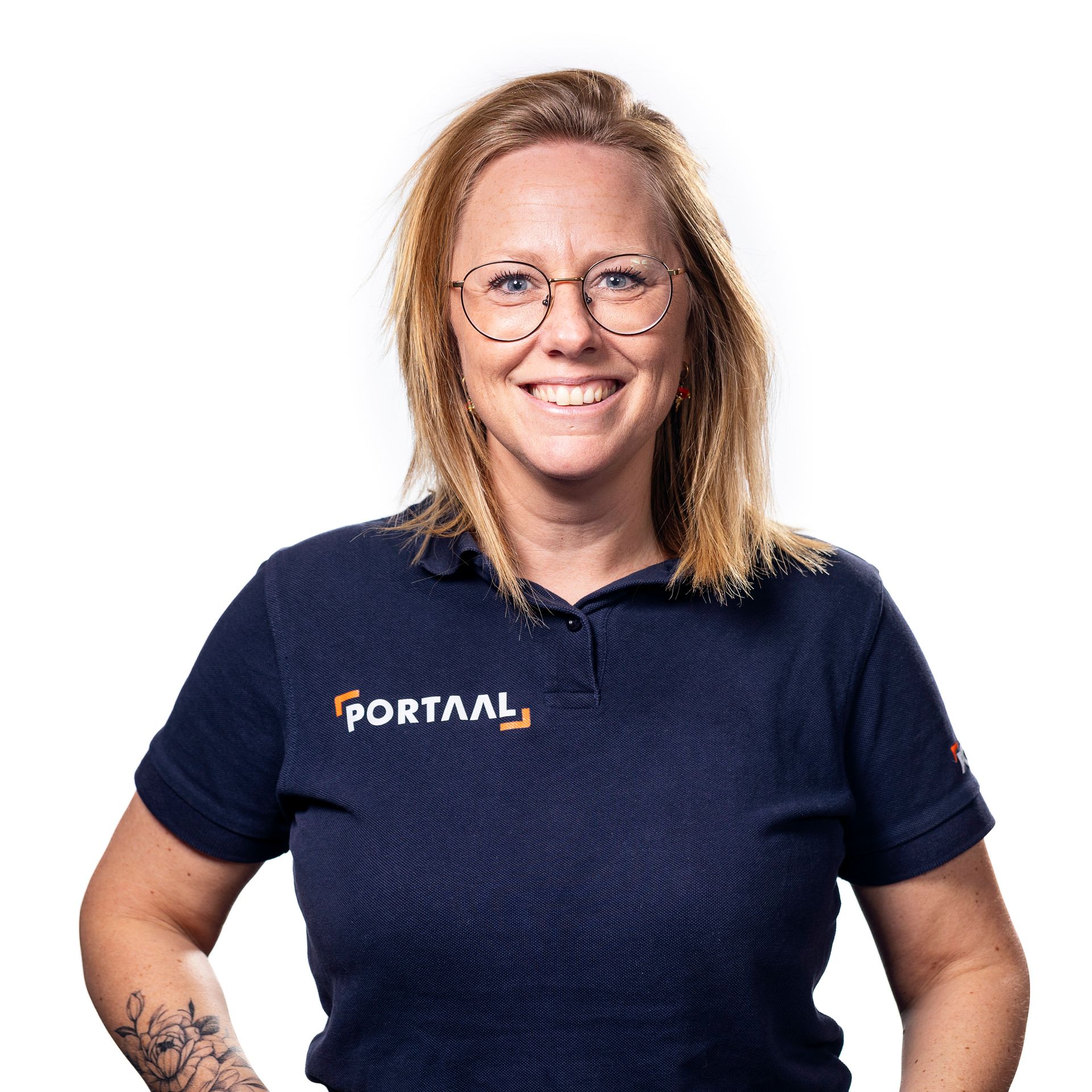 Vrouw met bril en een donkerblauw shirt met logo, lachend.
