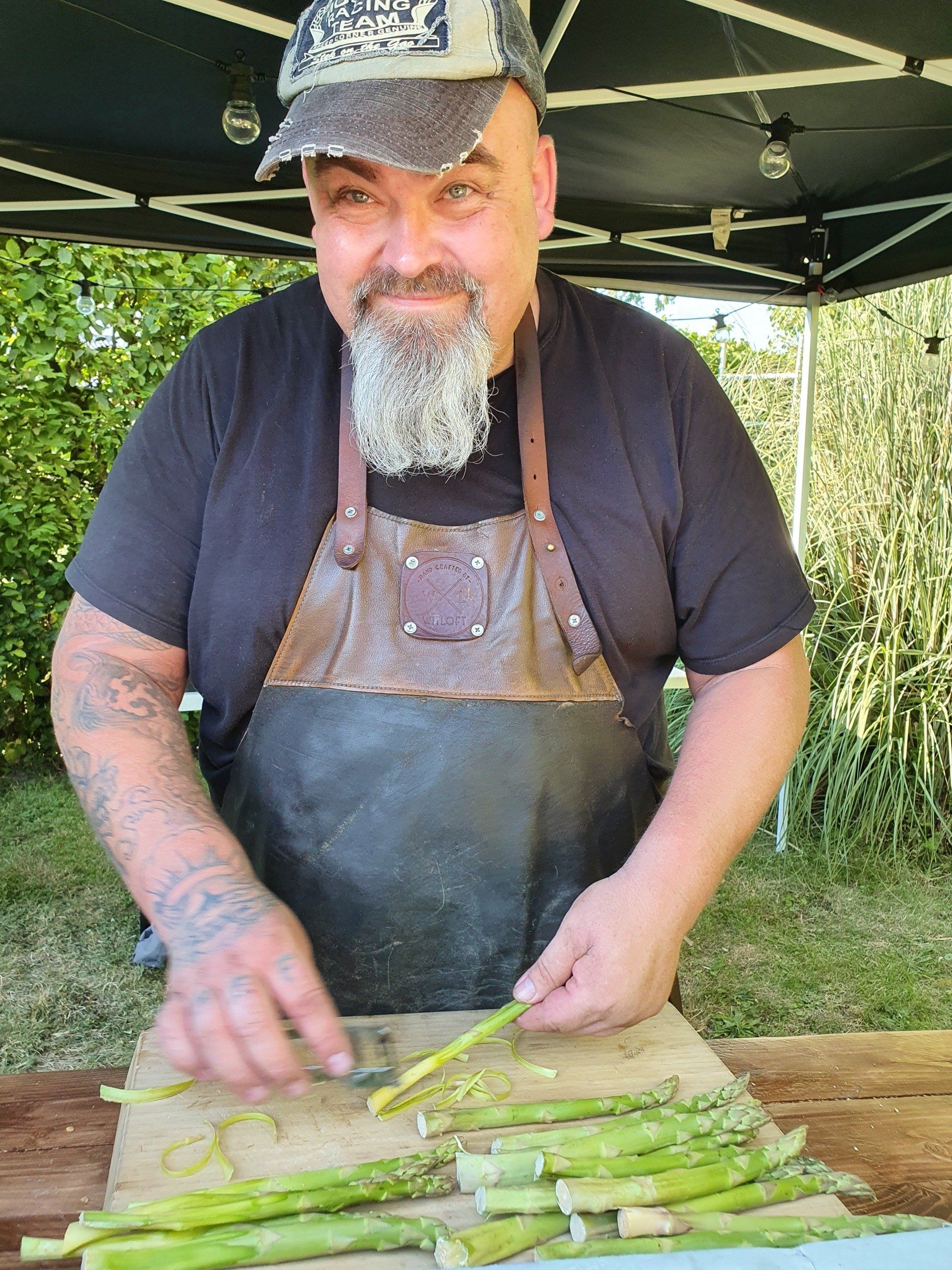 Chefkok Martin bereidt asperges.