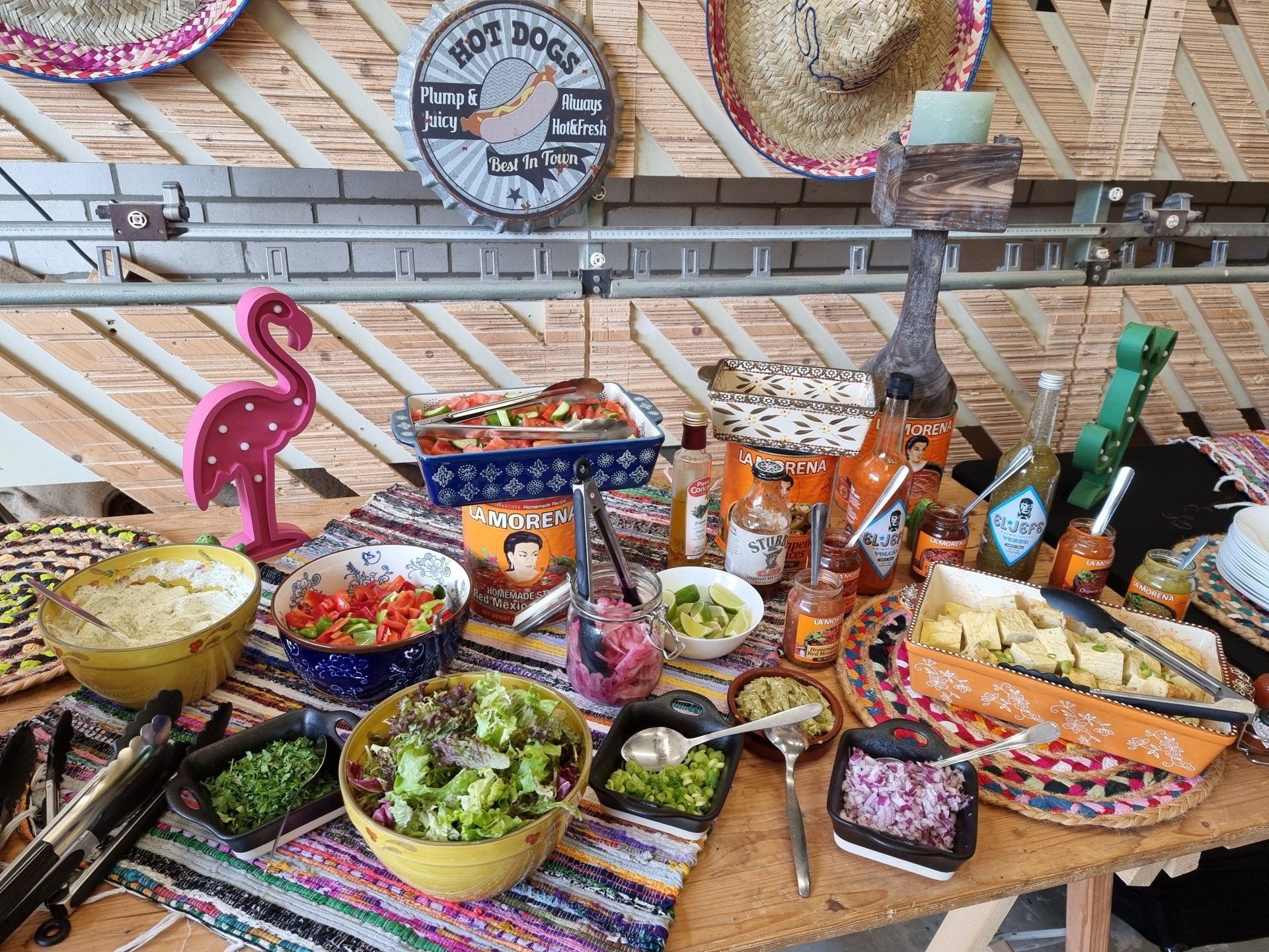 Een Mexicaans buffet met kleurrijke gerechten, sauzen en decoraties.