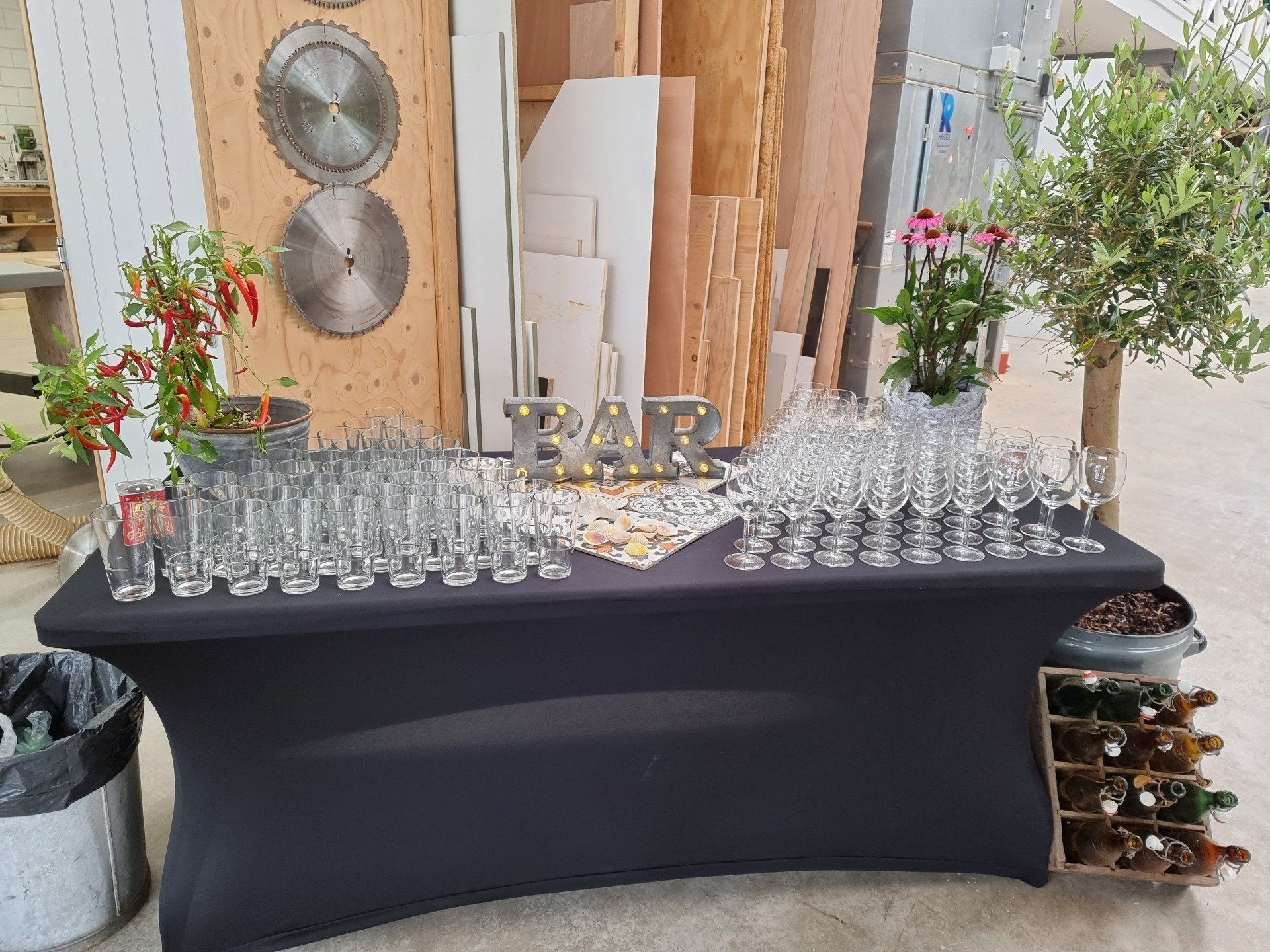 Baropstelling met glazen en decoraties.