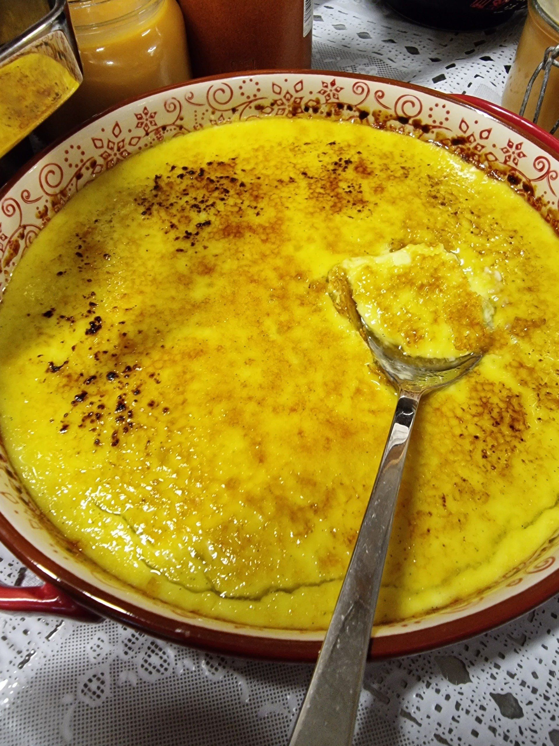 Crème brûlée met een gekaramelliseerde bovenkant.