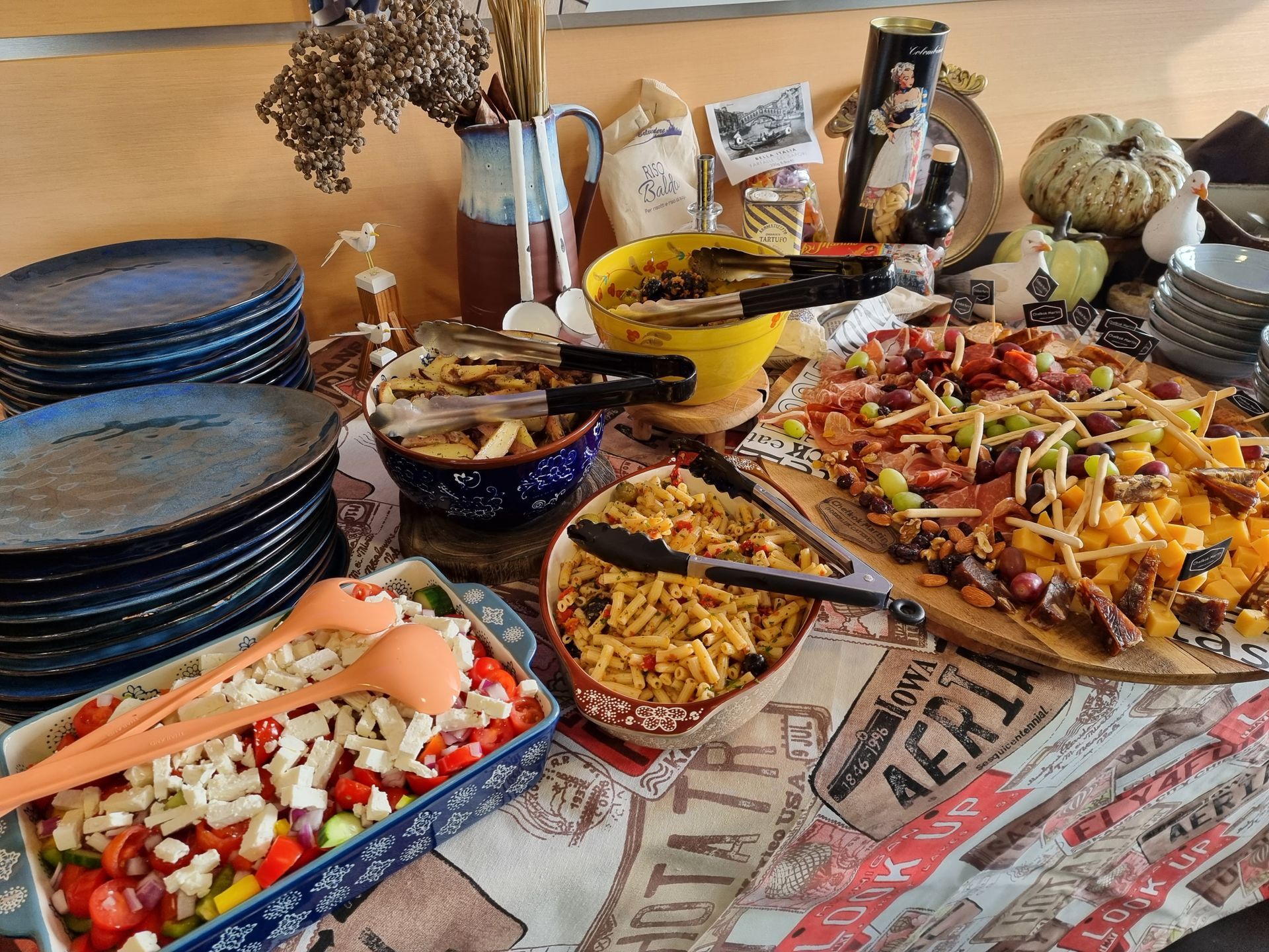 Een buffettafel vol met diverse salades en gerechten. 