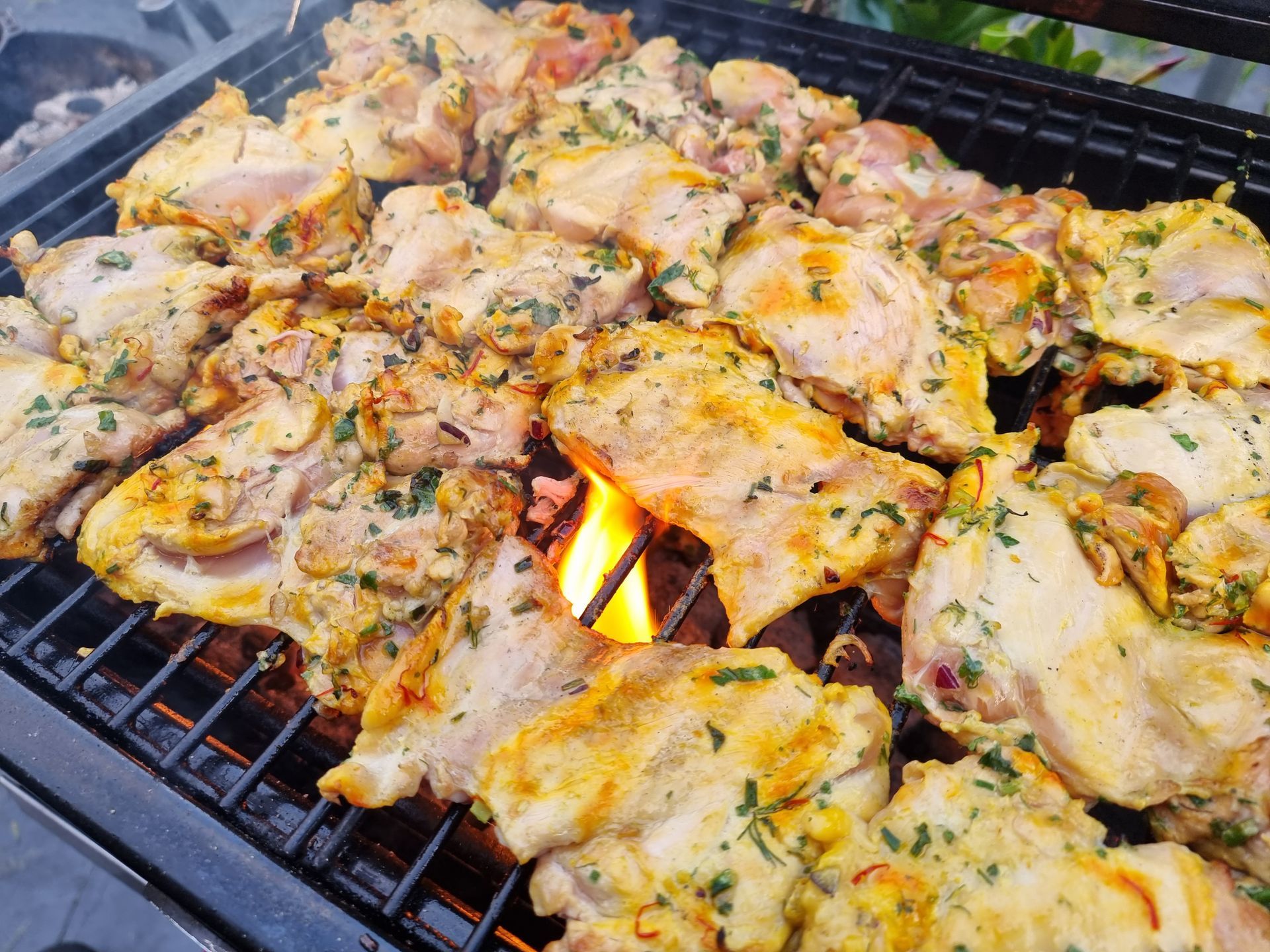 Kippendijen gegrild op de barbecue, met kruiden en specerijen.