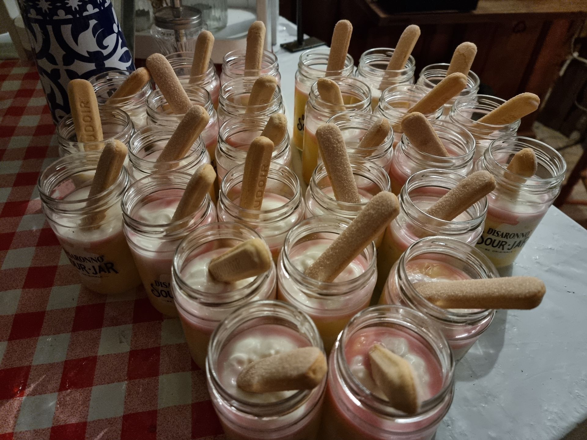 Dessertpotjes gevuld met tiramisucreme, afgetopt met lange vingers.