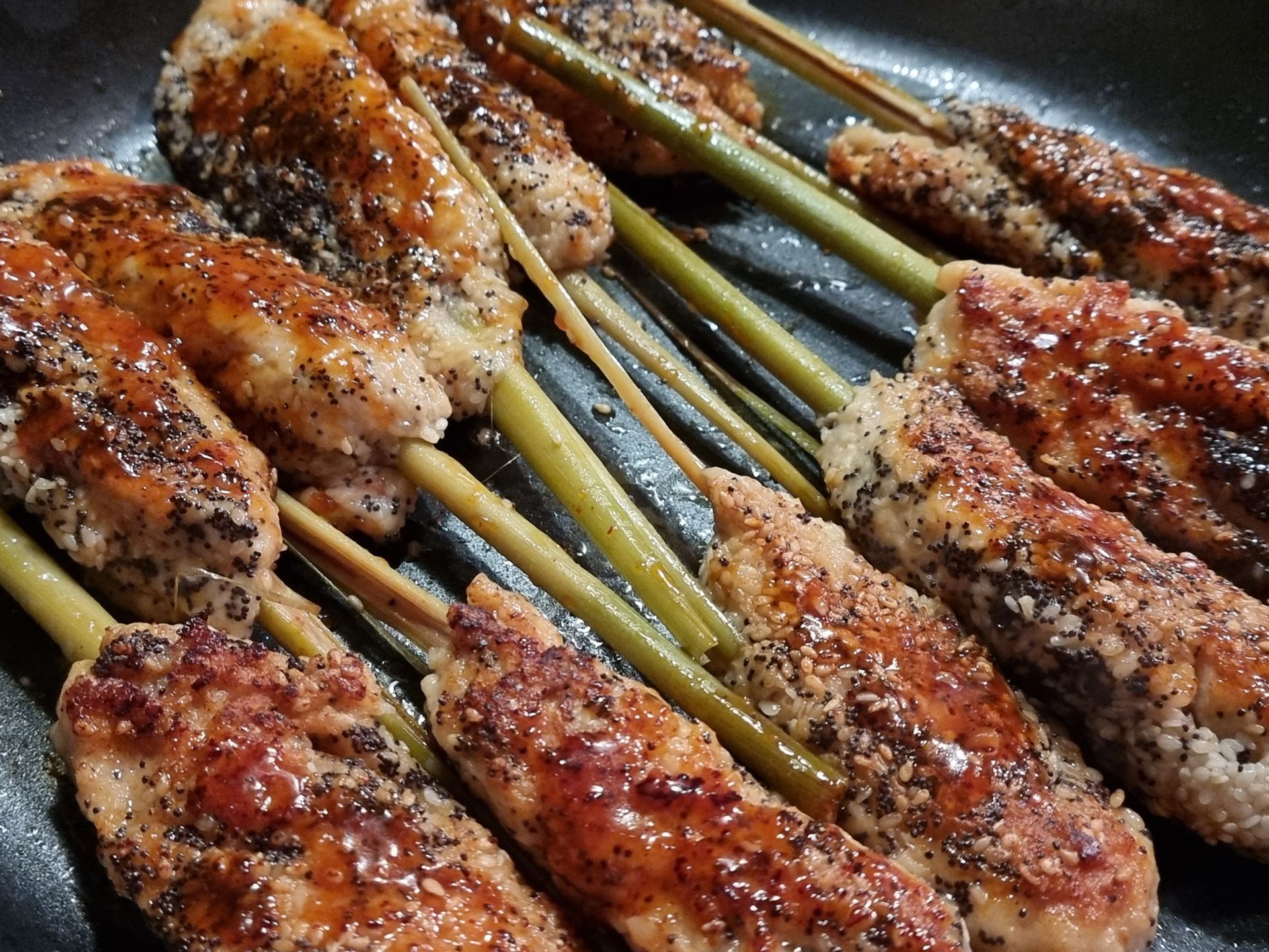 Gegrilde gehaktpiesjes op citroengrasstengels gekruid met zwarte peper en kruiden.