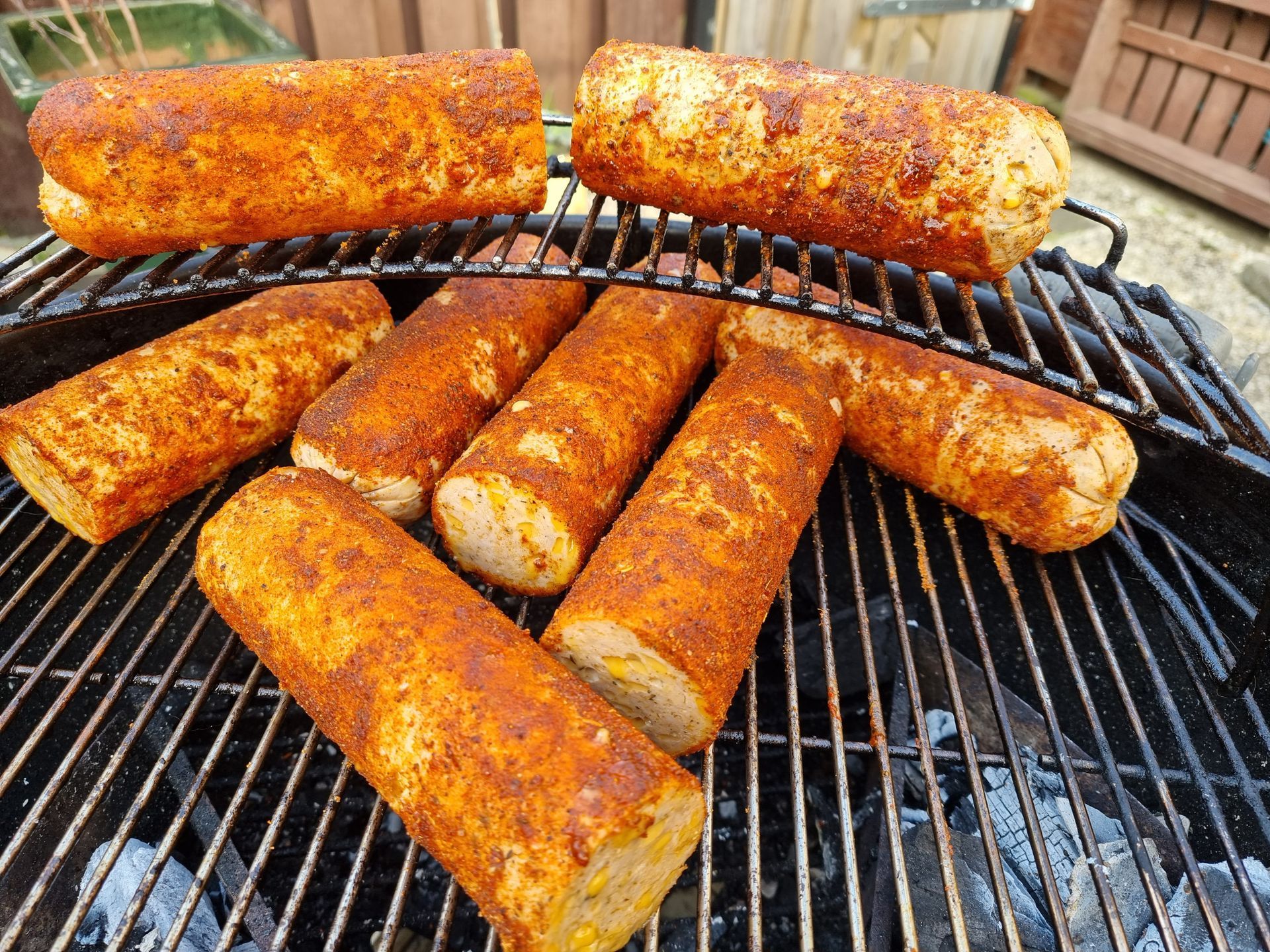 Huisgemaakte grillworst op een houtskoolgrill.