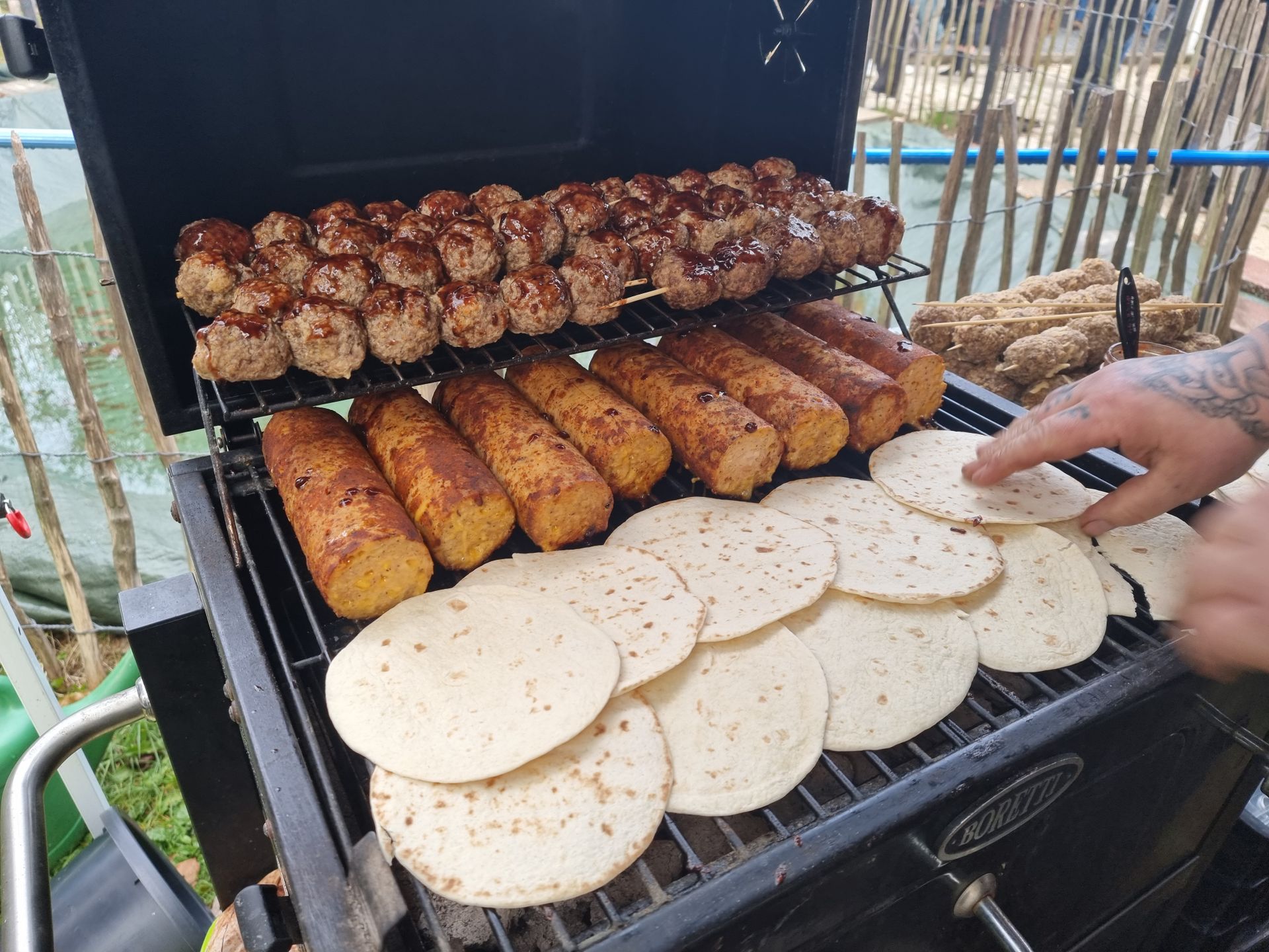 Grill met gehaktballetjes, grillworsten en tortilla's. 