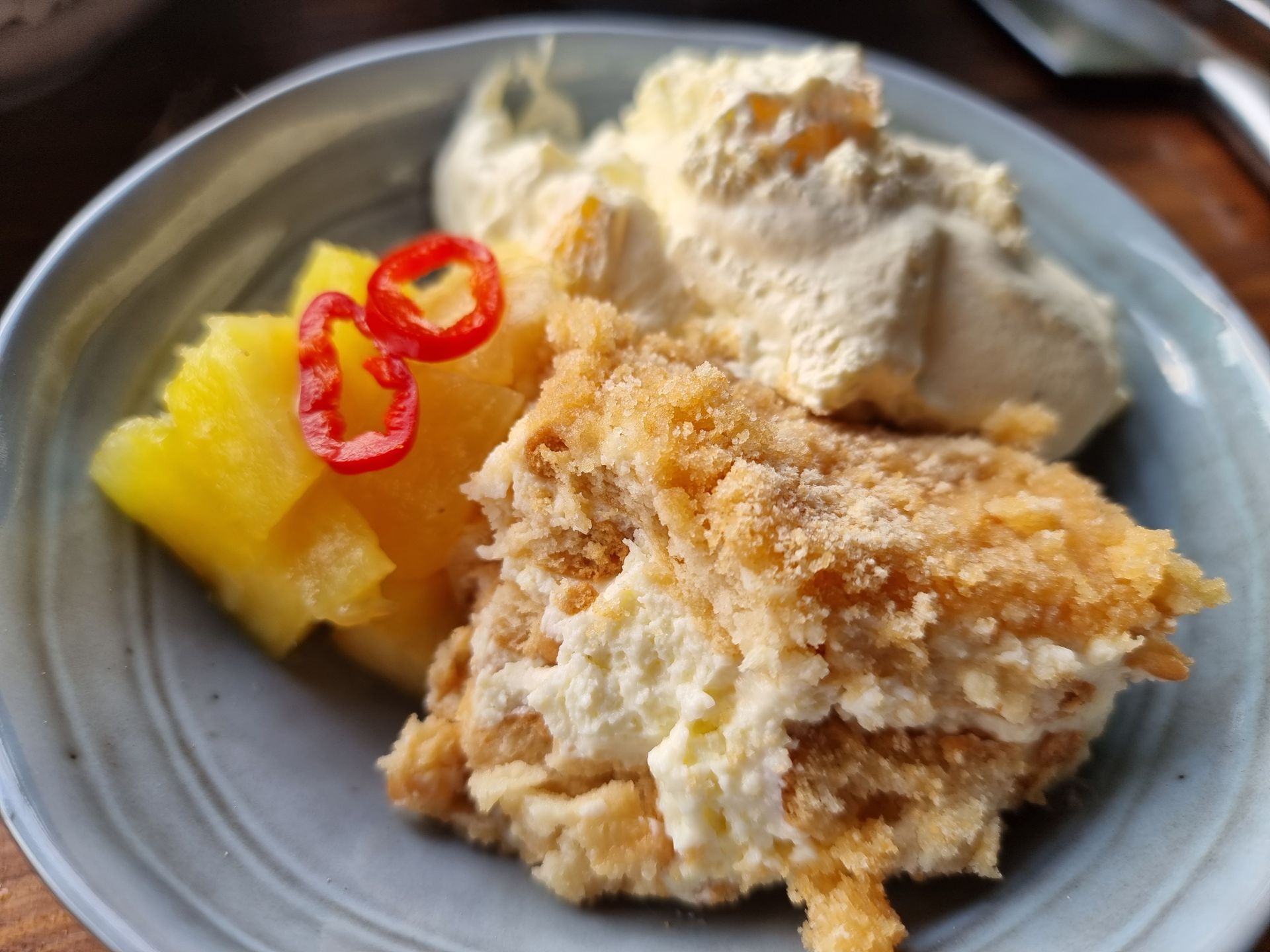Blauwe kom met ananas, tiramisucreme en kruimeldeeg als dessert.