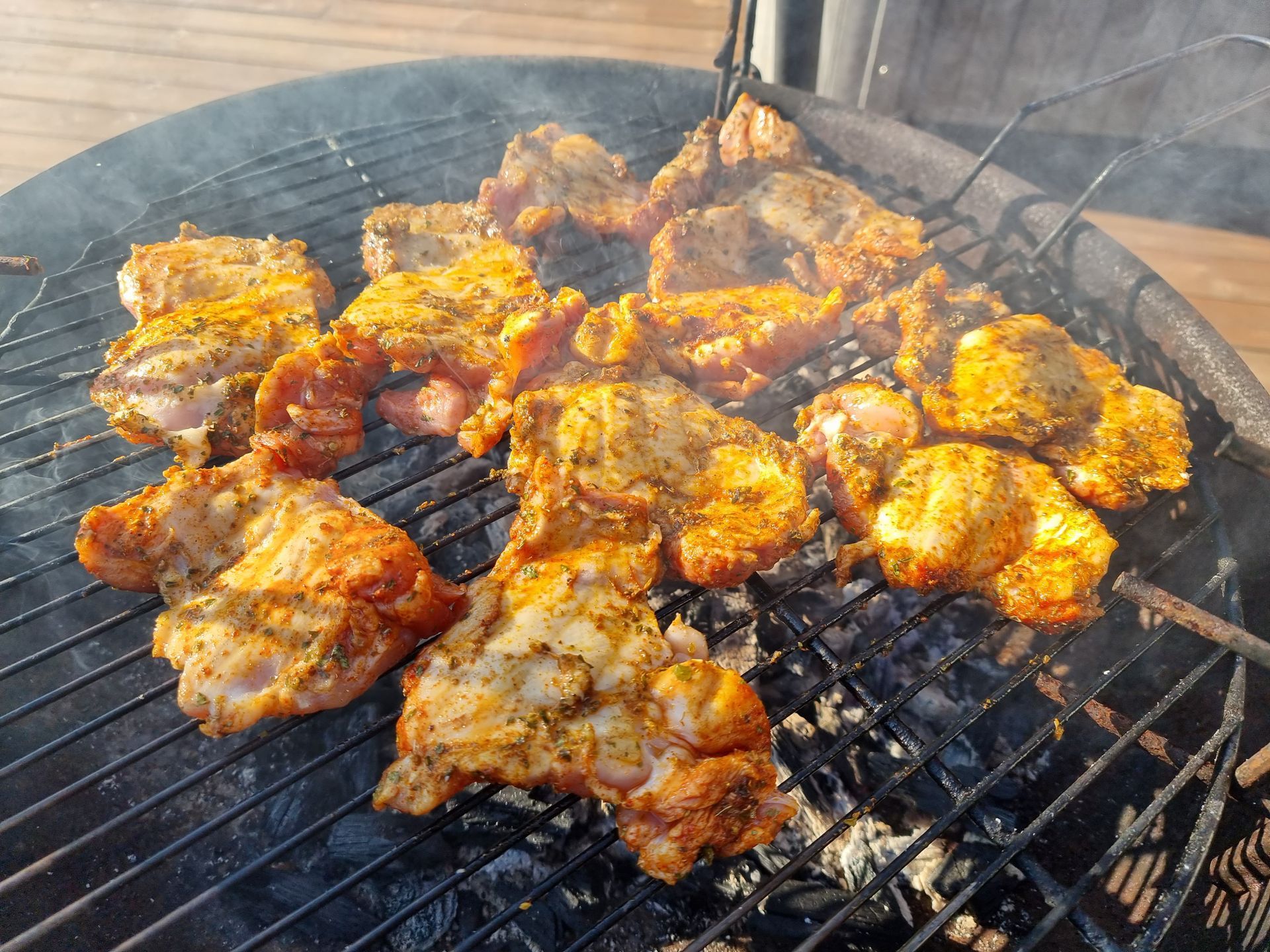 Kipstukjes gegrild op een houtskoolgrill, gekruid met specerijen en kruiden.