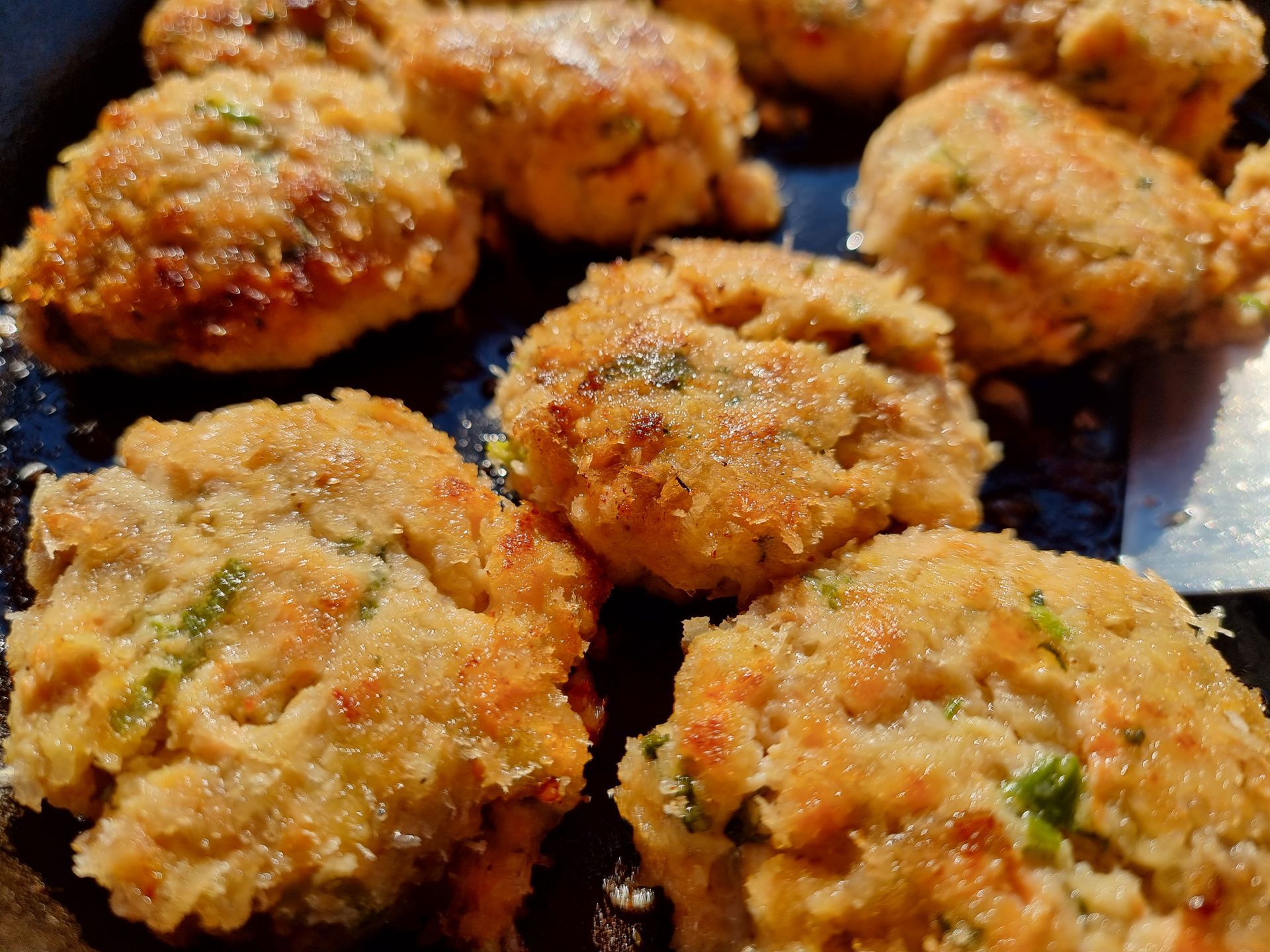 Close-up van goudbruine, ronde gefrituurde krabkoekjes.