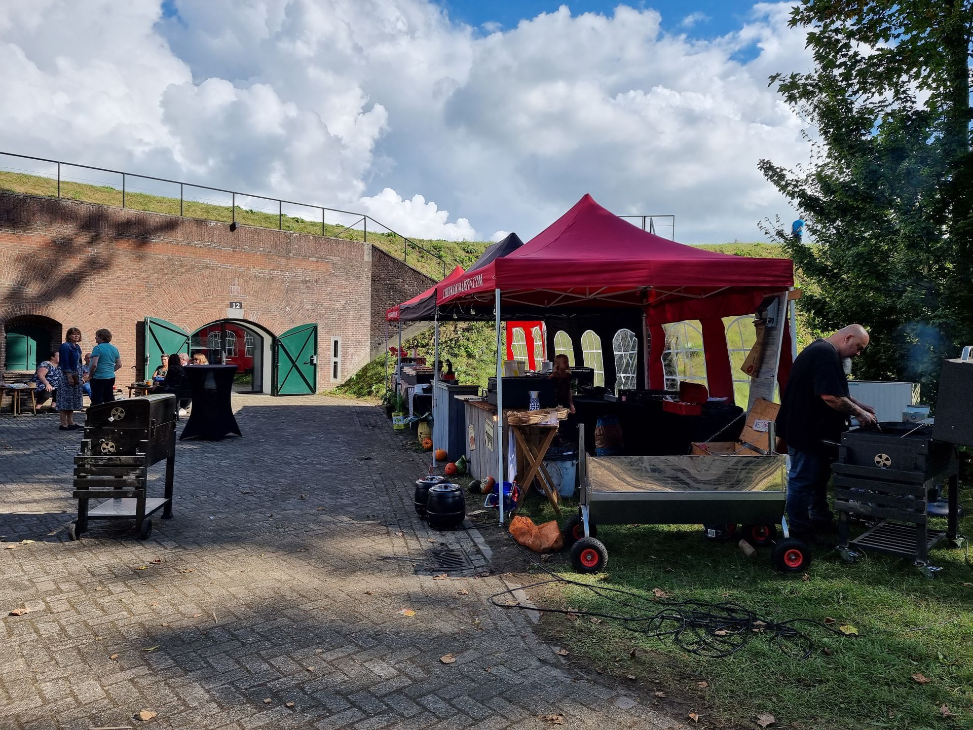 Buitenevenement bij een fort. ​