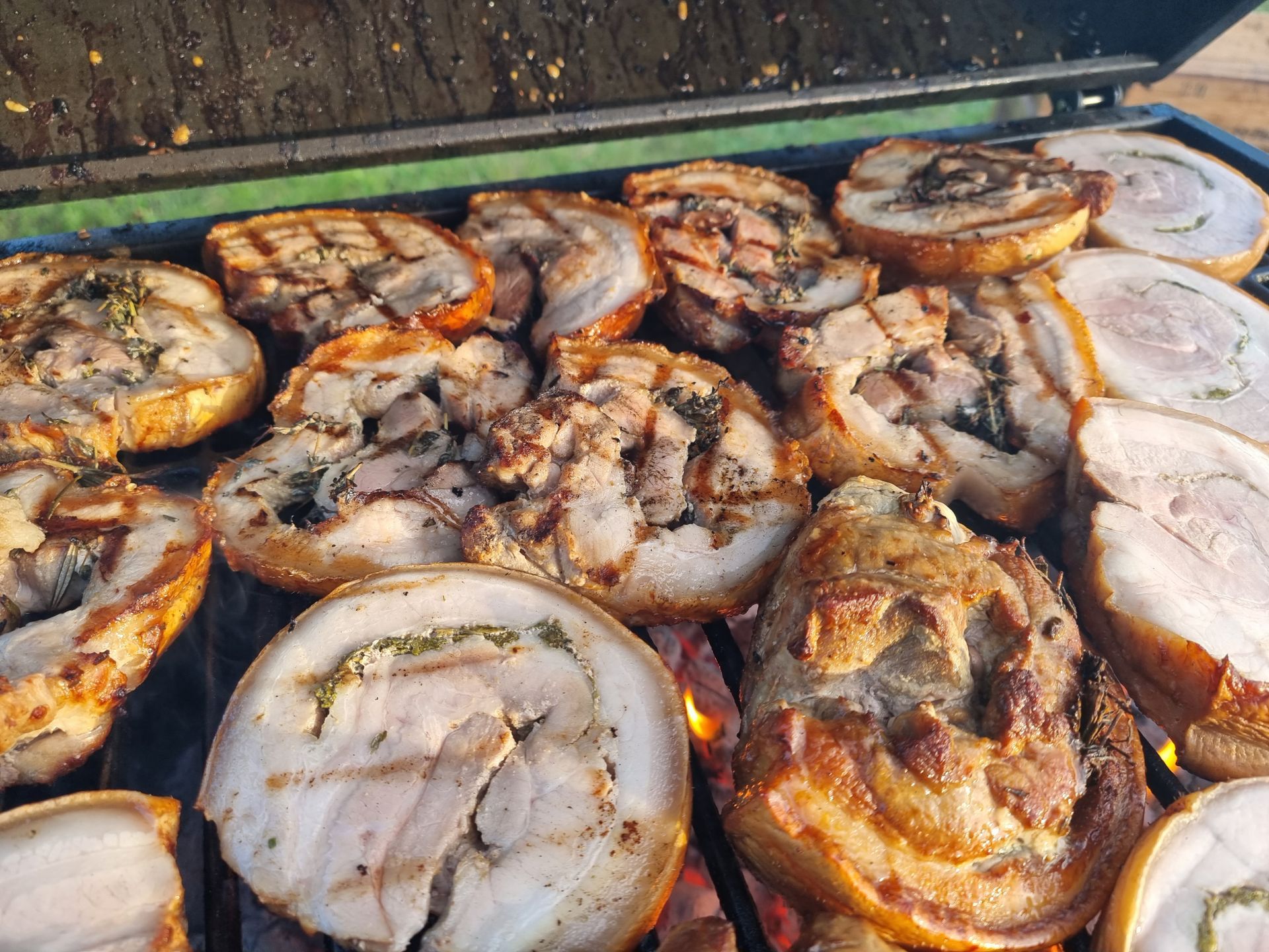 Gegrilde plakken buikspek met een goudbruin gebakken korst, bereid op de grill.