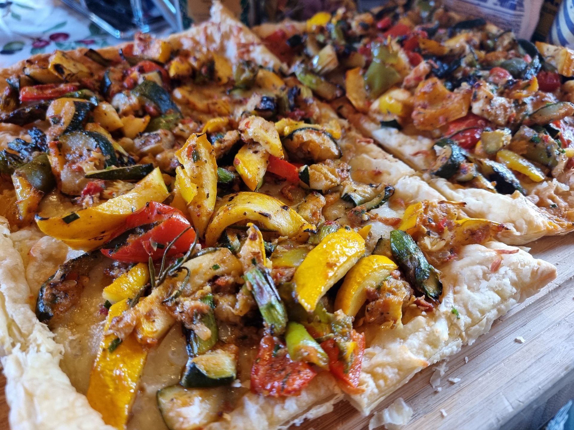 Groentetaart: Bladerdeeg gevuld met geroosterde courgette, groene asperges, tomaten en paprika's.