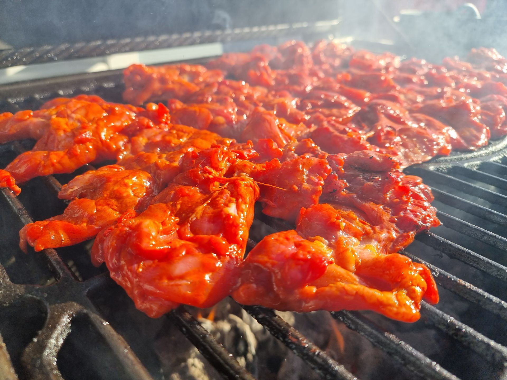 Rood vlees dat op de grill wordt bereid, produceert rook.